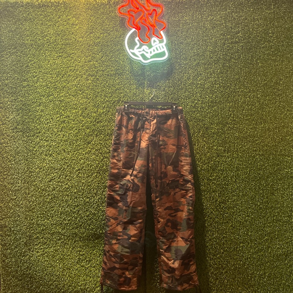 VINTAGE URBAN CAMO PARACHUTE PANTS
Size Medium-Baggy Fit
10/10 Condition-Worn 1